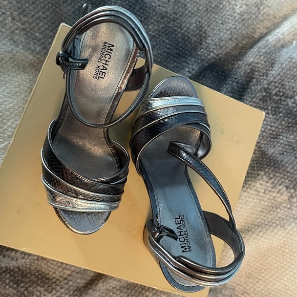 MICHAEL Michael Kors Harper Platform Sandal - Metallic Silver, Size 6.5 - Picture 5 of 12